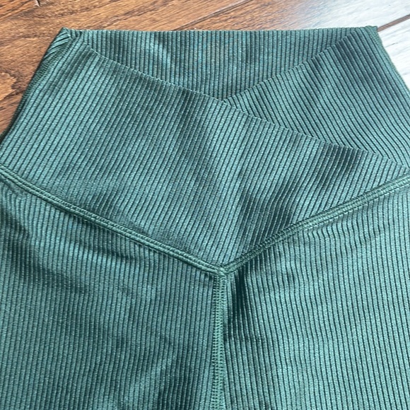 Offline by Aerie Bike Short Hi-Rise Crossover 7” in Forest Green - Picture 3 of 5